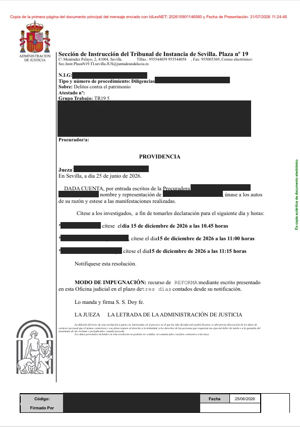 Court order admitting a criminal complaint (querella) for unfair administration for processing, with personal data redacted
