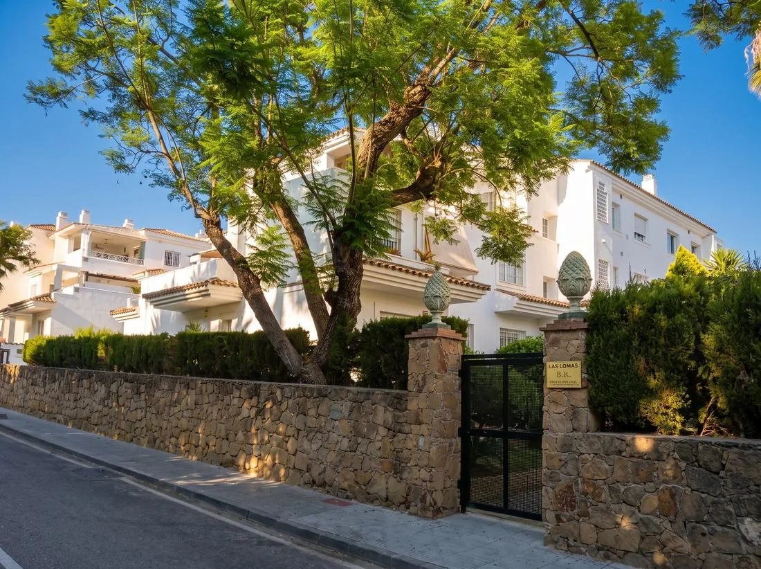Facade of the RAKH ABOGADOS building at Las Lomas de Río Real